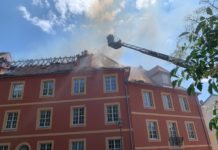 Bei dem Brand in der Altenburger Hempelstraße 47 wurde der Dachstuhl massiv zerstört. Auch Nachbargebäude sind betroffen.