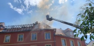 Bei dem Brand in der Altenburger Hempelstraße 47 wurde der Dachstuhl massiv zerstört. Auch Nachbargebäude sind betroffen.