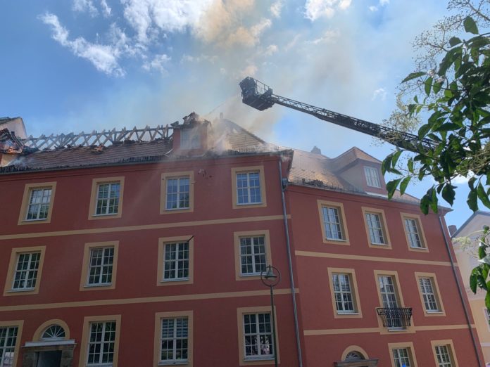 Brand3 Bei dem Brand in der Altenburger Hempelstraße 47 wurde der Dachstuhl massiv zerstört. Auch Nachbargebäude sind betroffen.