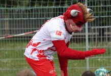 War beim Sportfest der Pestalozzischule dicht umringt: RB-Leipzig-Maskottchen "Bulli"