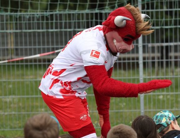 War beim Sportfest der Pestalozzischule dicht umringt: RB-Leipzig-Maskottchen 