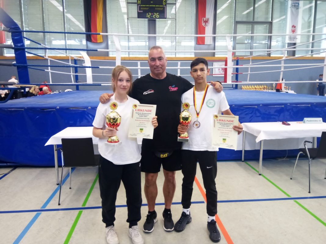 Pia Freis und Hatab Elmazov (r.) holten bei den Deutschen Meisterschaften in ihrer Altersklasse zweimal Silber - eine Leistung, die auch Trainer Axel Lange mit Stolz erfüllt.
