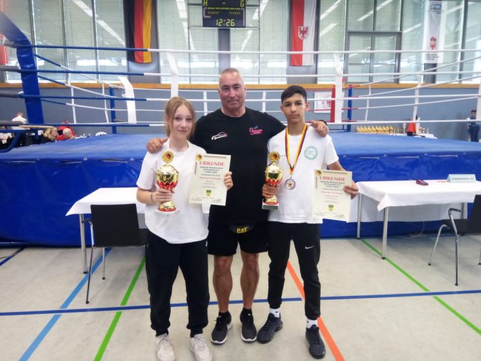 Pia Freis und Hatab Elmazov (r.) holten bei den Deutschen Meisterschaften in ihrer Altersklasse zweimal Silber - eine Leistung, die auch Trainer Axel Lange mit Stolz erf&uuml;llt.