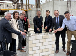 Sie griffen bei der Grundsteinlegung gemeinsam zum Hammer: Sven Mai, Projektleiter Halle 12 und Prokurist WEP-Gruppe, Vicki Felthaus, B&uuml;rgermeisterin und Beigeordnete f&uuml;r Jugend, Schule und Demokratie, Kai Thalmann, Gesch&auml;ftsf&uuml;hrer Leipziger Entwicklungs- und Vermarktungsgesellschaft mbH & Co. Grundst&uuml;cks-KG, Matthias Kaufmann, Polier K&ouml;ster GmbH, Thomas Dienberg, B&uuml;rgermeister und Beigeordneter f&uuml;r Stadtentwicklung und Bau, Wolfram Mohr, Architekt S&P Sahlmann Planungsgesellschaft f&uuml;r Bauwesen mbH Leipzig, Ulrich H&ouml;rning, B&uuml;rgermeister und Beigeordneter f&uuml;r Allgemeine Verwaltung und Thomas Kirmse, Gesch&auml;ftsf&uuml;hrer WEP-Gruppe.