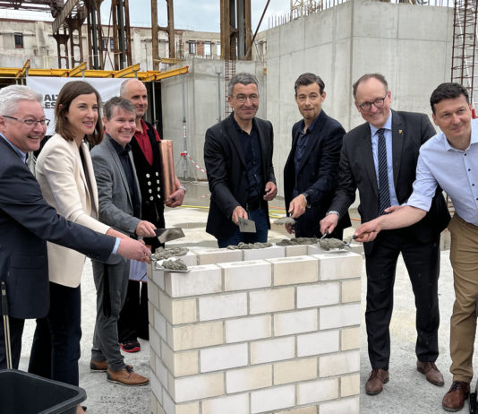 Sie griffen bei der Grundsteinlegung gemeinsam zum Hammer: Sven Mai, Projektleiter Halle 12 und Prokurist WEP-Gruppe, Vicki Felthaus, B&uuml;rgermeisterin und Beigeordnete f&uuml;r Jugend, Schule und Demokratie, Kai Thalmann, Gesch&auml;ftsf&uuml;hrer Leipziger Entwicklungs- und Vermarktungsgesellschaft mbH & Co. Grundst&uuml;cks-KG, Matthias Kaufmann, Polier K&ouml;ster GmbH, Thomas Dienberg, B&uuml;rgermeister und Beigeordneter f&uuml;r Stadtentwicklung und Bau, Wolfram Mohr, Architekt S&P Sahlmann Planungsgesellschaft f&uuml;r Bauwesen mbH Leipzig, Ulrich H&ouml;rning, B&uuml;rgermeister und Beigeordneter f&uuml;r Allgemeine Verwaltung und Thomas Kirmse, Gesch&auml;ftsf&uuml;hrer WEP-Gruppe.