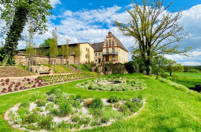 Rittergut_K__ssern_Garten___Mai_2021___Sebastian_Bachran Das Rittergut in Kössern ist beim Tag der offenen Gartenpforte ebenfalls dabei. Foto: Sebastian Bachran