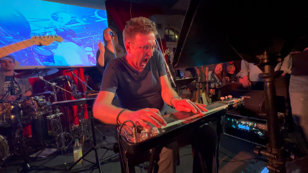 Mario Rostenbeck ist der Frontmann der Saxonian Pink Floyd Show.