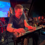 Mario Rostenbeck ist der Frontmann der Saxonian Pink Floyd Show.