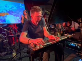 Mario Rostenbeck ist der Frontmann der Saxonian Pink Floyd Show.