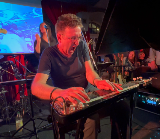 Mario Rostenbeck ist der Frontmann der Saxonian Pink Floyd Show.