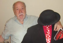 Hans-Dieter Hormann, Gründer des Leipziger Clown-Museums, dem einzigen in Europa, freut sich über das Riesengeschenk aus Oberammergau.