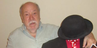 Hans-Dieter Hormann, Gründer des Leipziger Clown-Museums, dem einzigen in Europa, freut sich über das Riesengeschenk aus Oberammergau.