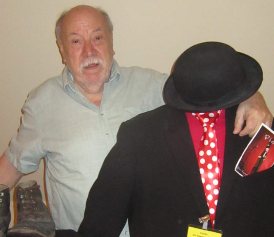 Hans-Dieter Hormann, Gr&uuml;nder des Leipziger Clown-Museums, dem einzigen in Europa, freut sich &uuml;ber das Riesengeschenk aus Oberammergau.