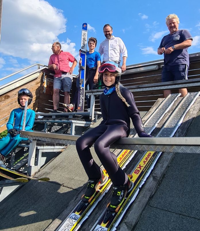 Minister Sebastian Gemkow und Trainer Bodo Dotzauer erwarten den Sprung der zehnj&auml;hrigen Jette Schulze von der gro&szlig;en Schanze.