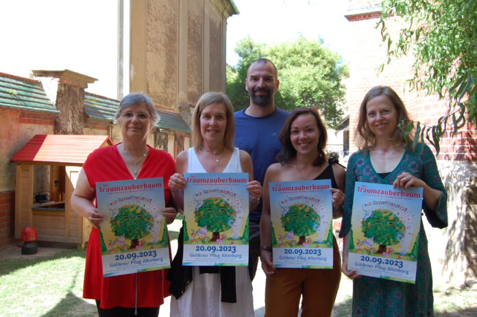 DSC_0023 Mitglieder des Arbeitskreises „Familie schafft Zukunft“, der die Familienkonzerte organisiert, präsentieren das Plakat zur Neuauflage 2023: Bärbel Müller, Heike Kirsten, Tobias Quart, Karolin Lauckner und Stefanie Struffolino (v. l.) Foto: Ralf Miehle