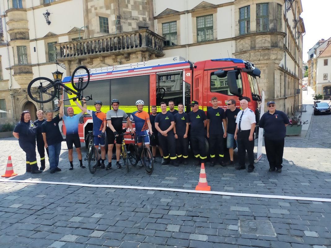 Die Radsportler wurden nach ihrer Ankunft in Altenburg von Kameraden der Feuerwehr gefeiert.