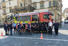 Die Radsportler wurden nach ihrer Ankunft in Altenburg von Kameraden der Feuerwehr gefeiert.