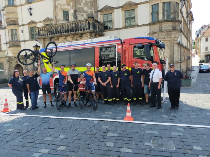 Feuerwehrtour Die Radsportler wurden nach ihrer Ankunft in Altenburg von Kameraden der Feuerwehr gefeiert.