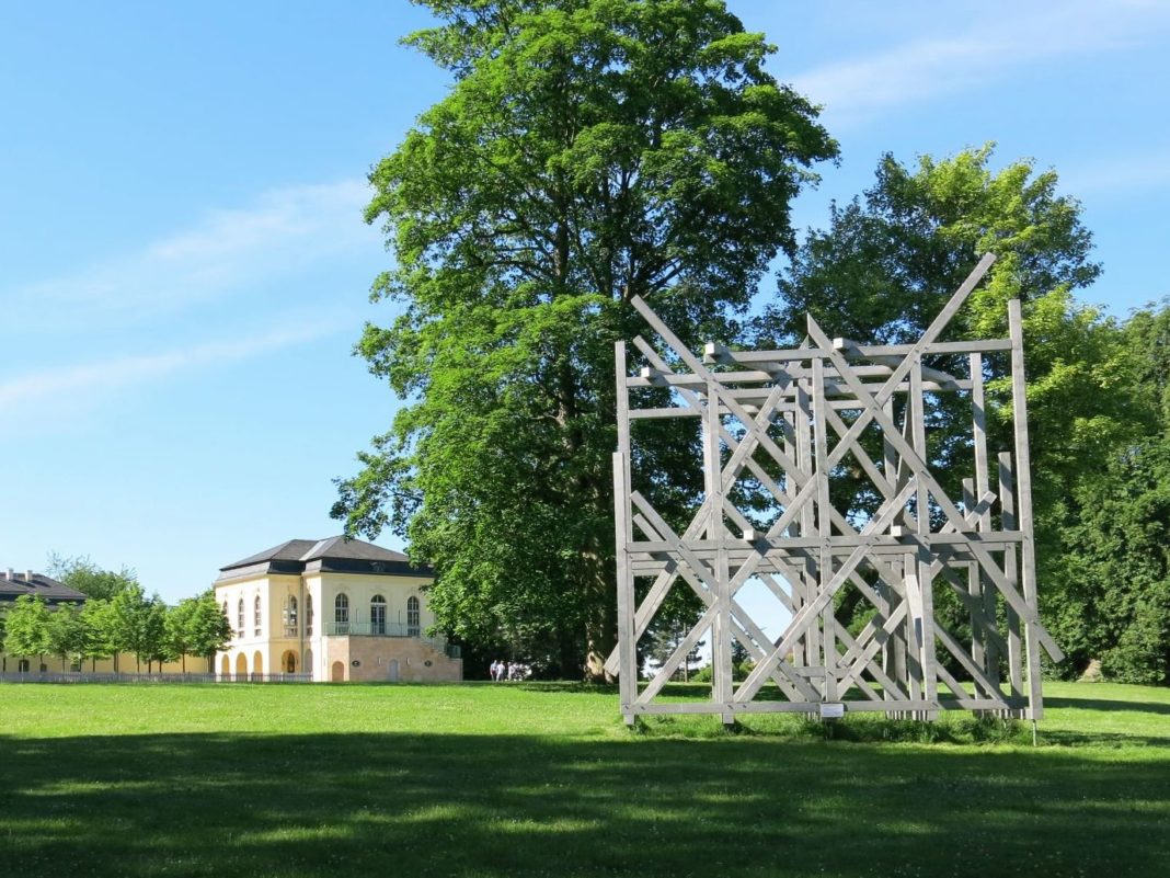 Seit 2014 steht die Skulptur von Olaf Holzapfel auf der Teehauswiese im Altenburger Schlosspark.