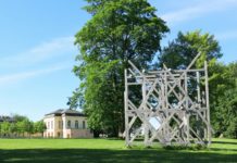 Seit 2014 steht die Skulptur von Olaf Holzapfel auf der Teehauswiese im Altenburger Schlosspark.