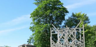 Seit 2014 steht die Skulptur von Olaf Holzapfel auf der Teehauswiese im Altenburger Schlosspark.