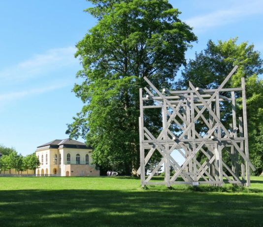 Seit 2014 steht die Skulptur von Olaf Holzapfel auf der Teehauswiese im Altenburger Schlosspark.