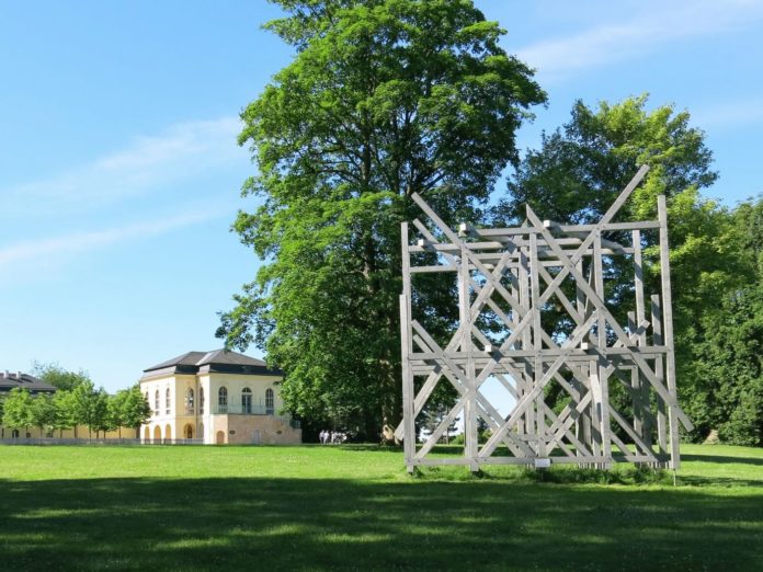 Holzapfel_quer Seit 2014 steht die Skulptur von Olaf Holzapfel auf der Teehauswiese im Altenburger Schlosspark.