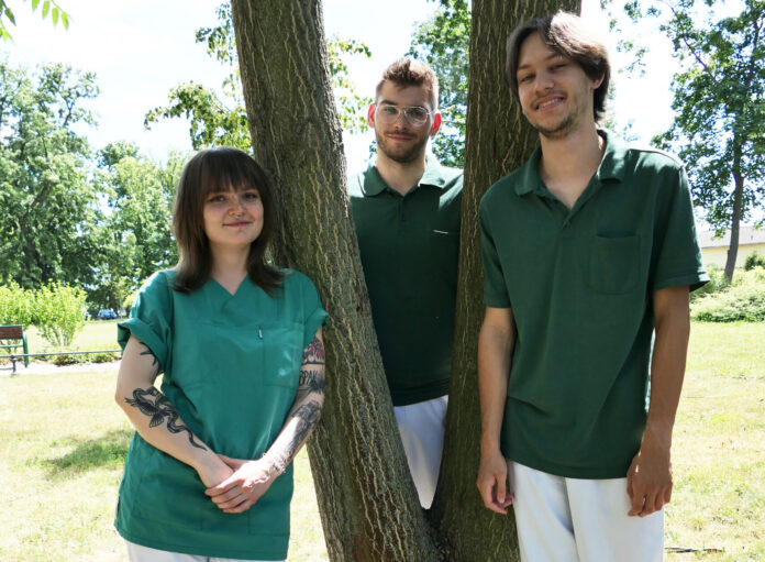 Pflegeazubis_im_SKH_Altscherbitz Valerija, Alexander und Matteo (v. l.) absolvieren im SKH Altscherbitz ihre Pflegeausbildung.
