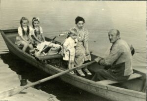 Manfred Pippig mit seinen beiden Schwestern und Mutter beim Sonntagsausflug auf der Mulde.