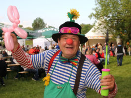Wo Clown Monello auftaucht, da herrscht gute Laune. Foto: Andre Kempner