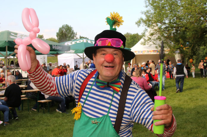 10. Wasserfest Thekla am See in Leipzig Wo Clown Monello auftaucht, da herrscht gute Laune. Foto: Andre Kempner