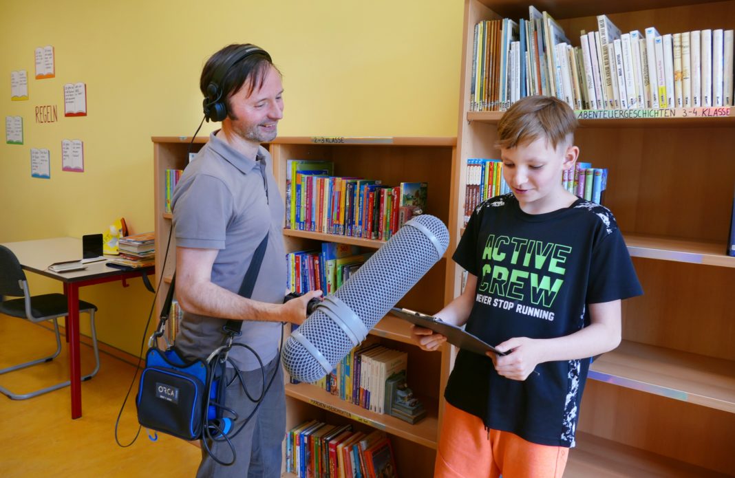 Tonmeister Slawomir Cap mit einem der beteiligten Schüler beim Einsprechen der Durchsagen.
