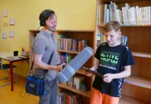 Tonmeister Slawomir Cap mit einem der beteiligten Schüler beim Einsprechen der Durchsagen.