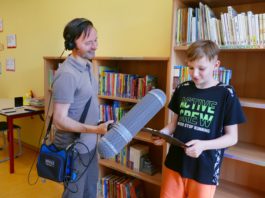 Tonmeister Slawomir Cap mit einem der beteiligten Sch&uuml;ler beim Einsprechen der Durchsagen.
