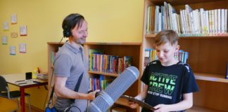 Tonmeister Slawomir Cap mit einem der beteiligten Schüler beim Einsprechen der Durchsagen.