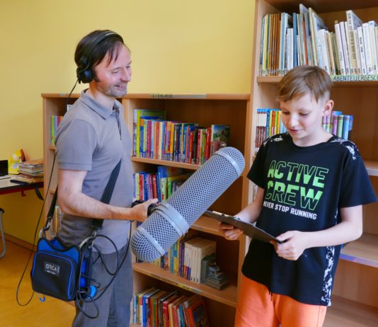 Tonmeister Slawomir Cap mit einem der beteiligten Sch&uuml;ler beim Einsprechen der Durchsagen.