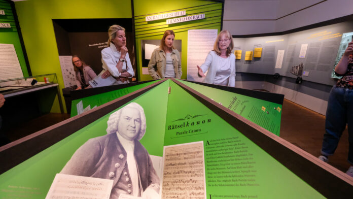 Ausstellung im Bach-Museum Leipzig Kuratorinnen: Henrike Rucker (Mitte Brille) für durch die Ausstellung.. Neue Ausstellung im Bach-Museum Leipzig zum Jubiläum
