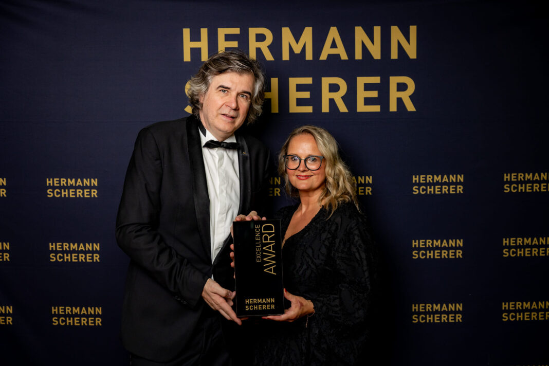 Sie durfte sich über den Exellence Award freuen: Anje Heinz überzeugte Speaker Hermann Scherer, die Jury und das Publikum beim 15. Internationalen Speaker-Slam