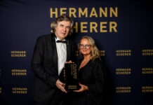 Sie durfte sich über den Exellence Award freuen: Anje Heinz überzeugte Speaker Hermann Scherer, die Jury und das Publikum beim 15. Internationalen Speaker-Slam
