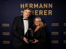 Sie durfte sich &uuml;ber den Exellence Award freuen: Anje Heinz &uuml;berzeugte Speaker Hermann Scherer, die Jury und das Publikum beim 15. Internationalen Speaker-Slam