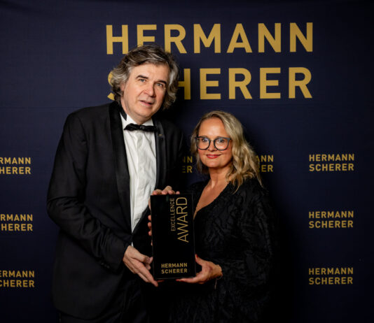 Sie durfte sich &uuml;ber den Exellence Award freuen: Anje Heinz &uuml;berzeugte Speaker Hermann Scherer, die Jury und das Publikum beim 15. Internationalen Speaker-Slam