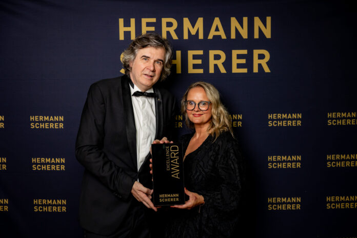 Sie durfte sich &uuml;ber den Exellence Award freuen: Anje Heinz &uuml;berzeugte Speaker Hermann Scherer, die Jury und das Publikum beim 15. Internationalen Speaker-Slam