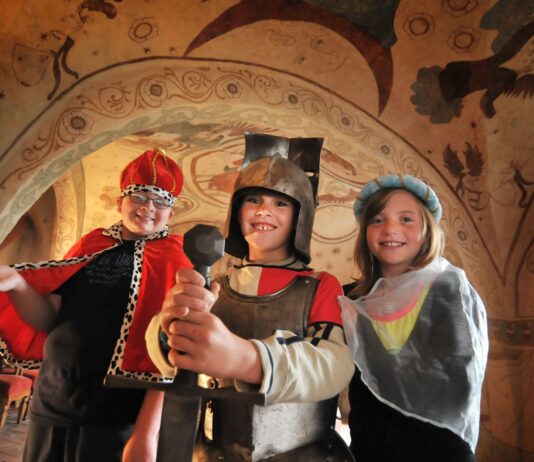 Die Burgen der Region laden zu Ferienveranstaltungen ein. Es geht um Ritter, Hexen, M&auml;rchen, K&uuml;chengeheimnisse, Schlossbienen und vieles mehr.