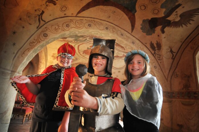 Ritterf__hrung_Fotograf_Dietmar_Thomas_ Die Burgen der Region laden zu Ferienveranstaltungen ein. Es geht um Ritter, Hexen, Märchen, Küchengeheimnisse, Schlossbienen und vieles mehr.