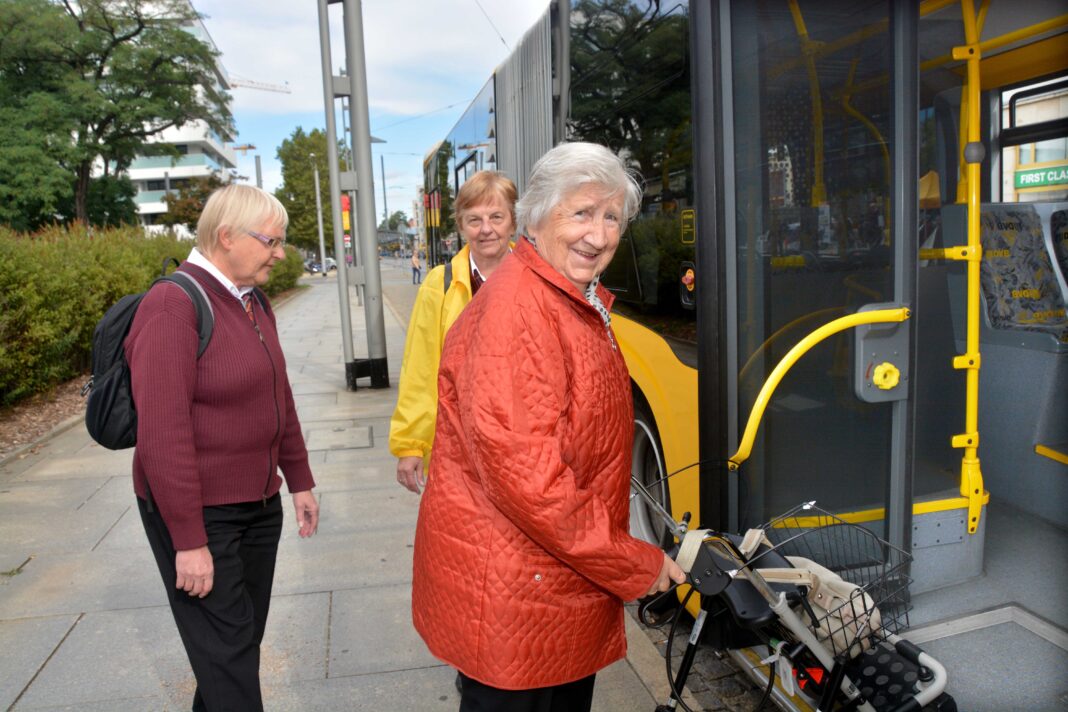 Trotz Rollator Bus fahren: Das Sozialamt lädt zu einem kostenlo- sen Mobilitätstraining ein. Foto: Dietrich Flechtner