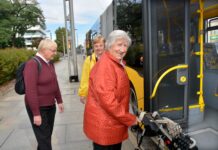 Trotz Rollator Bus fahren: Das Sozialamt lädt zu einem kostenlo- sen Mobilitätstraining ein. Foto: Dietrich Flechtner