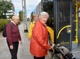 Trotz Rollator Bus fahren: Das Sozialamt l&auml;dt zu einem kostenlo- sen Mobilit&auml;tstraining ein. Foto: Dietrich Flechtner