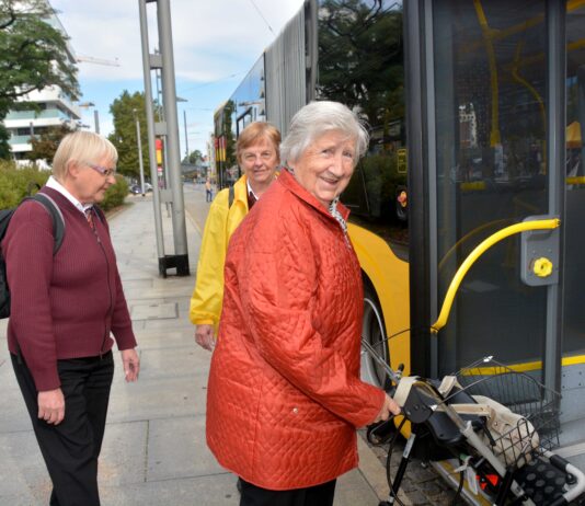 Trotz Rollator Bus fahren: Das Sozialamt l&auml;dt zu einem kostenlo- sen Mobilit&auml;tstraining ein. Foto: Dietrich Flechtner