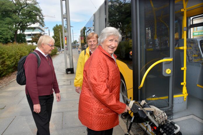 Trotz Rollator Bus fahren: Das Sozialamt l&auml;dt zu einem kostenlo- sen Mobilit&auml;tstraining ein. Foto: Dietrich Flechtner