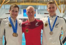 Was für ein Erfolgstrio: Max Poschart (l.), Trainer Lutz Riemann und Justus Mörstedt fuhren bei der Finswimming-EM noch einmal jede Menge Edelmetall ein